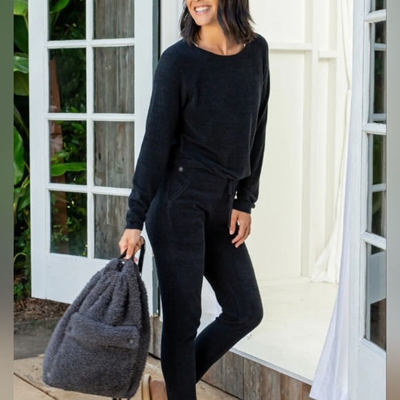 Barefoot Dreams Black Sweatshirt - Picture 1 of 7